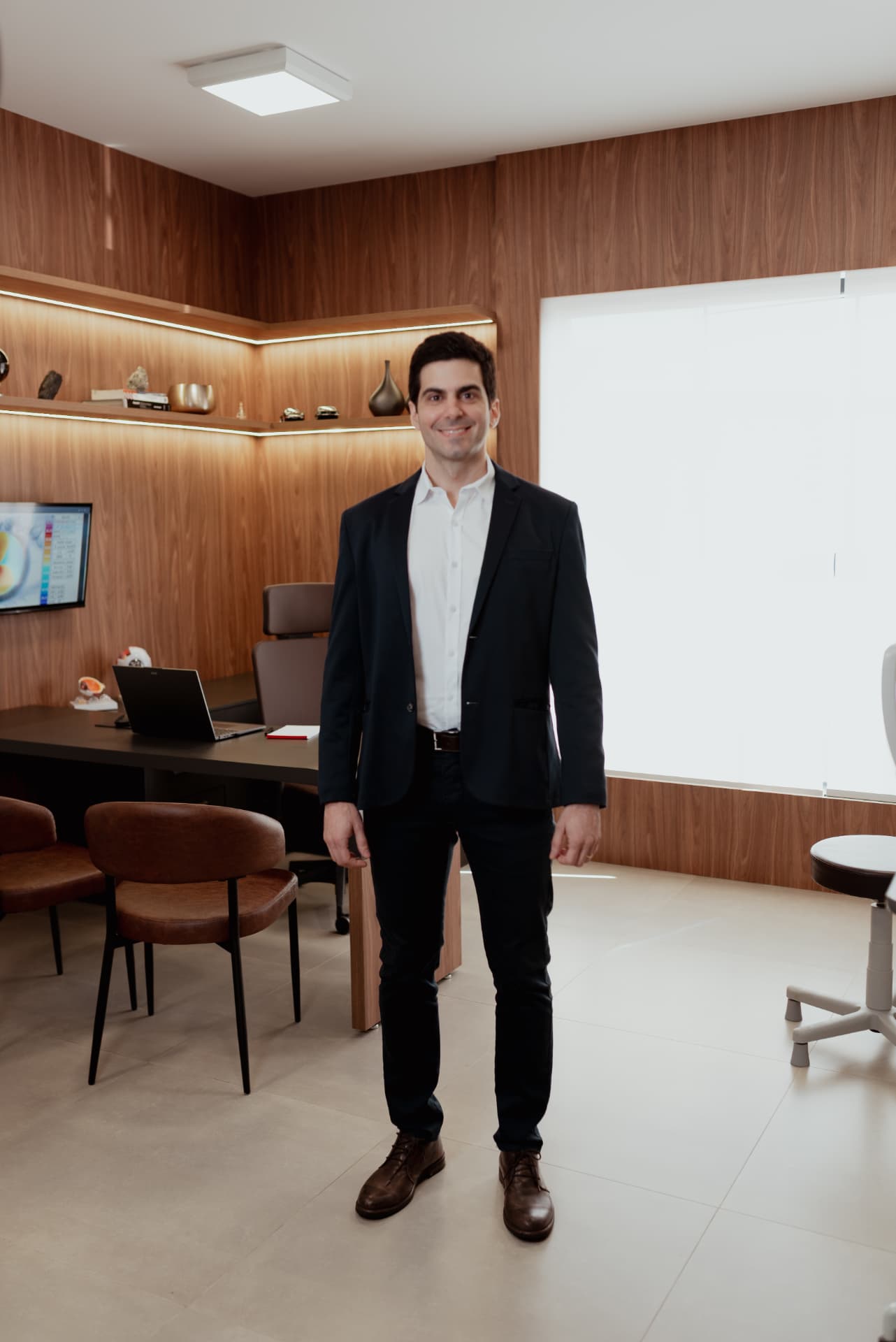 Dr. Henrique Doná, médico oftalmologista, em seu consultório em Rio Claro/SP